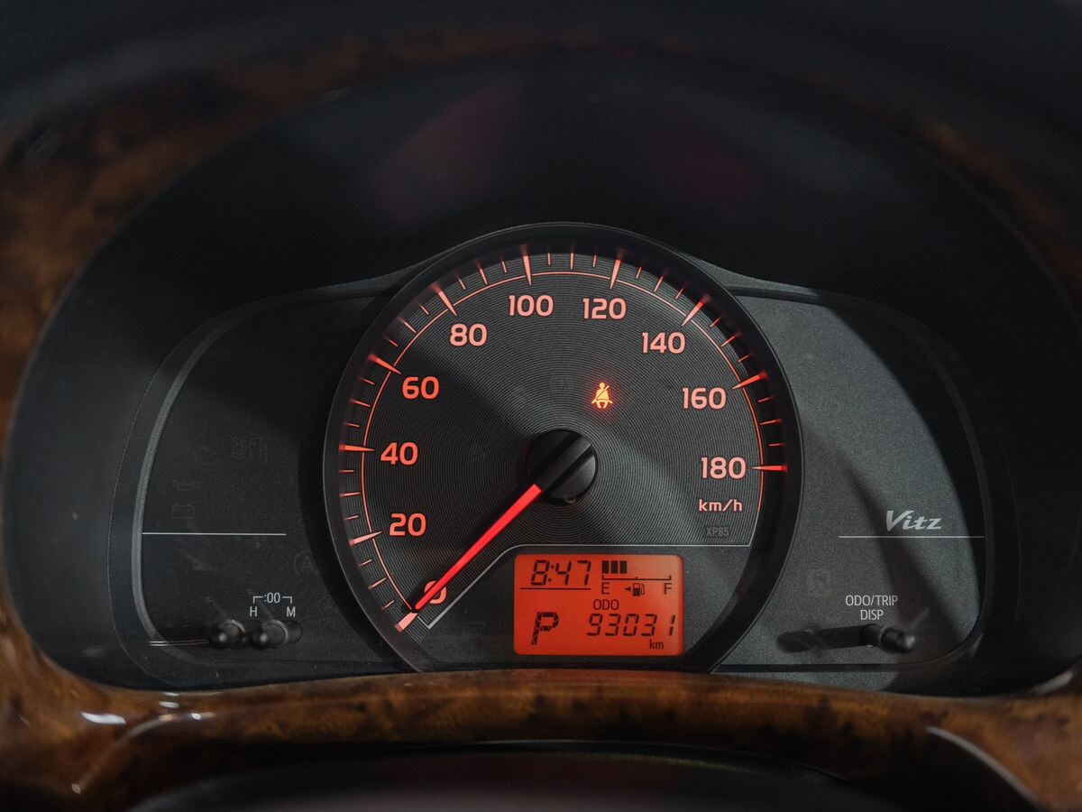 Toyota Vitz 2012 - фото автомобиля