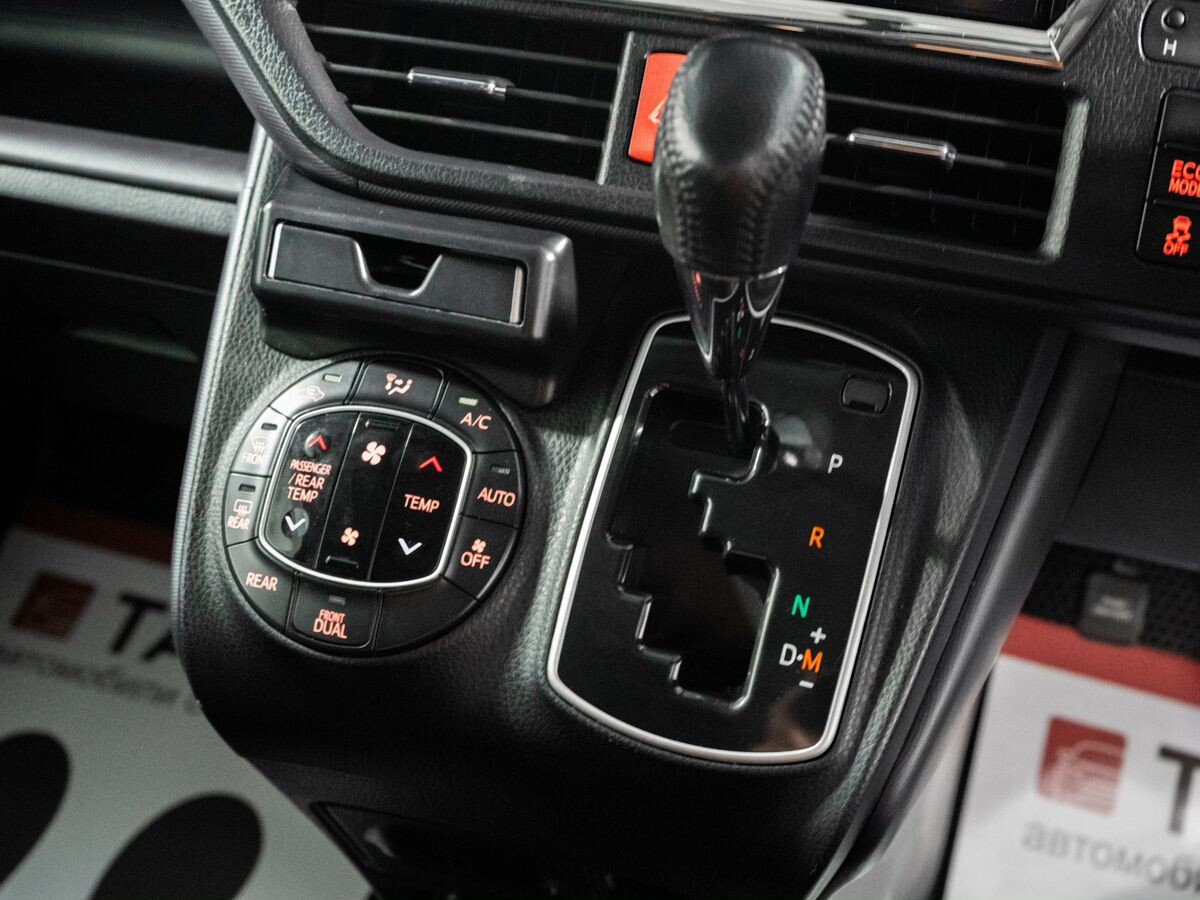 Toyota Voxy 2014 - фото автомобиля