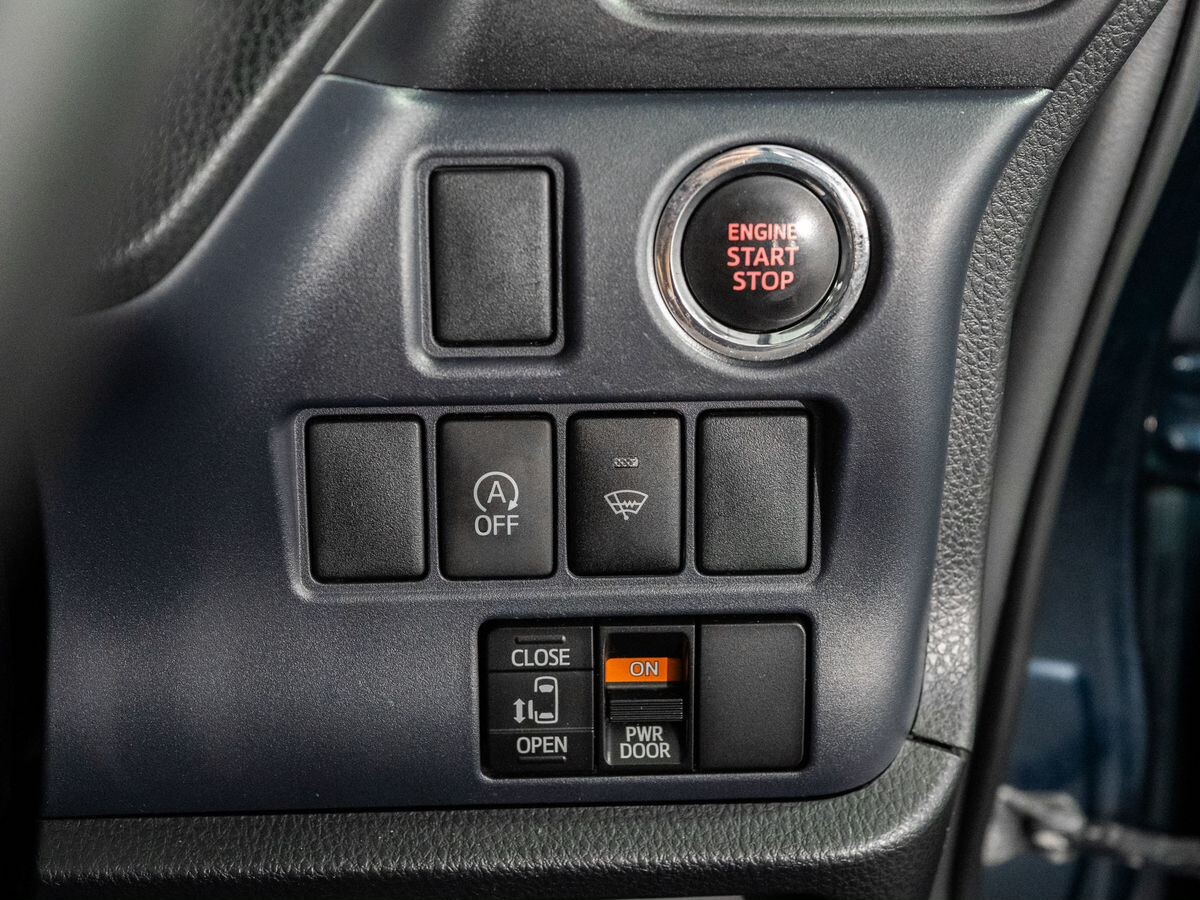 Toyota Voxy 2014 - фото автомобиля