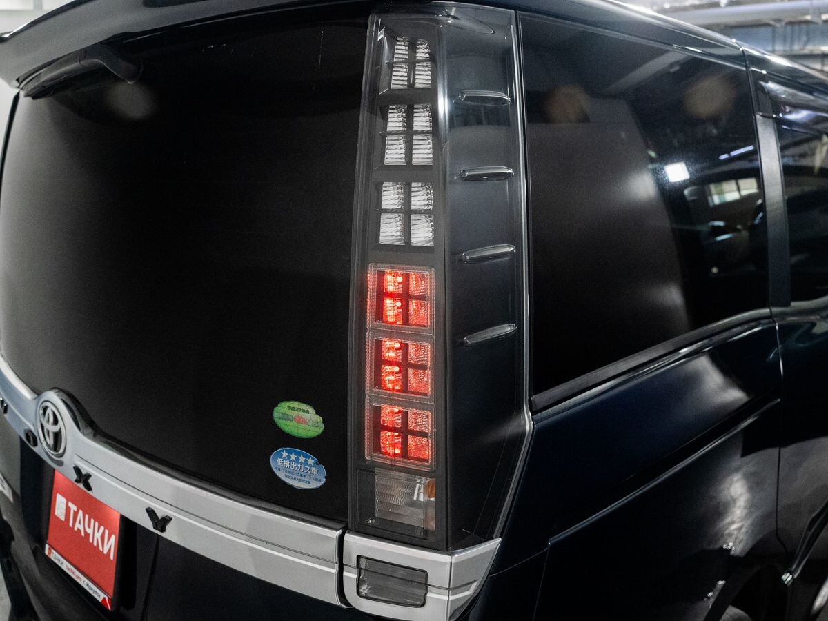 Toyota Voxy 2014 - фото автомобиля