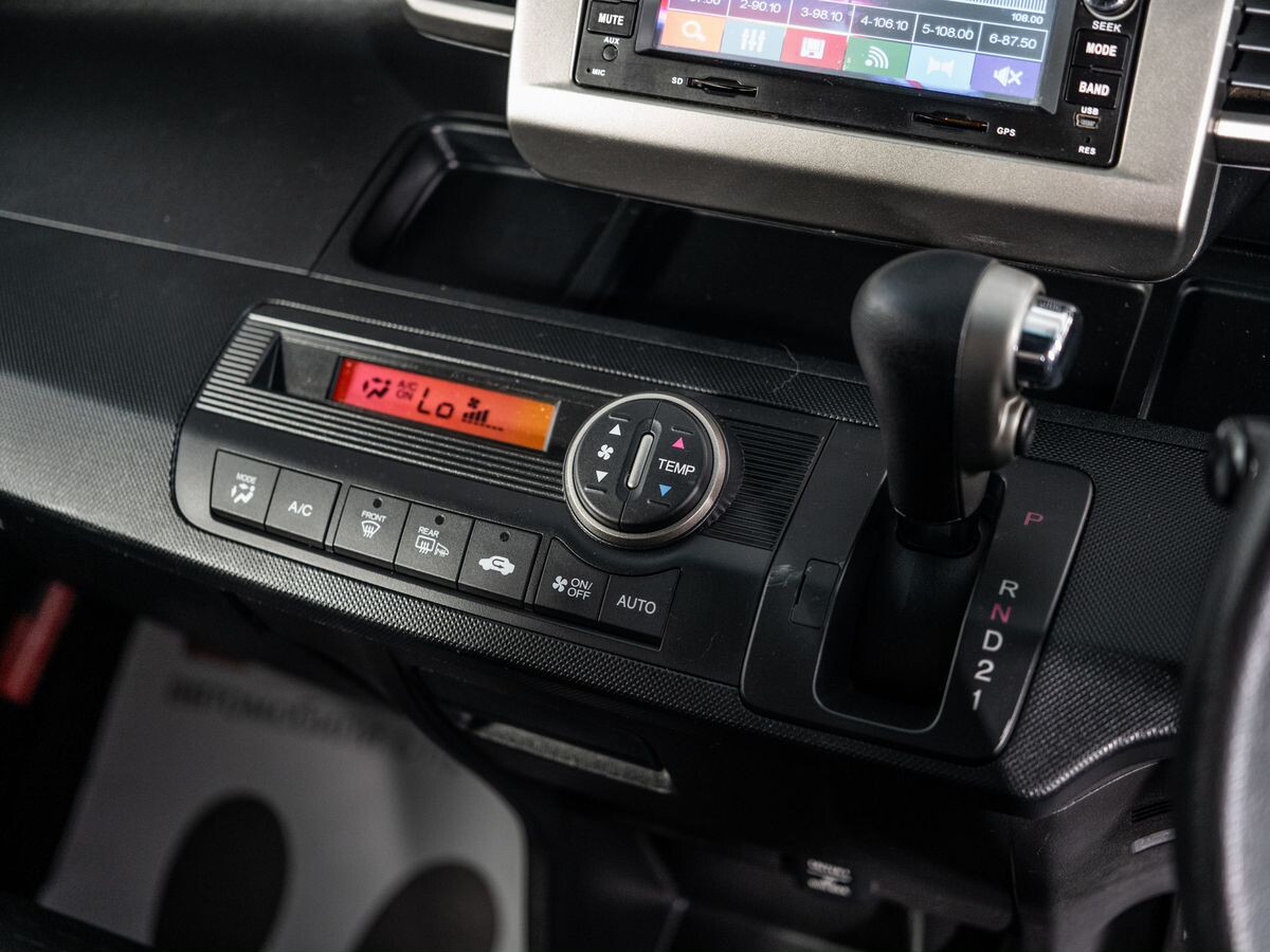 Honda Freed Spike 2012 - фото автомобиля