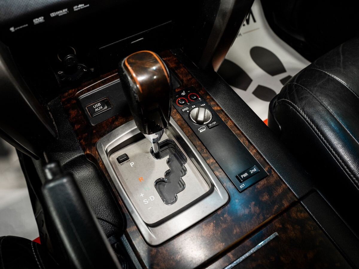 Toyota Land Cruiser 2011 - фото автомобиля