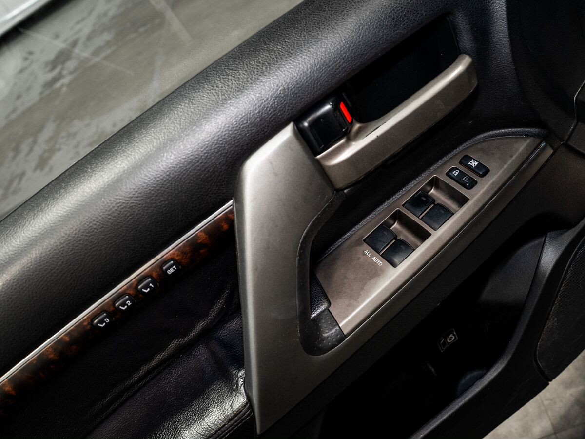 Toyota Land Cruiser 2011 - фото автомобиля
