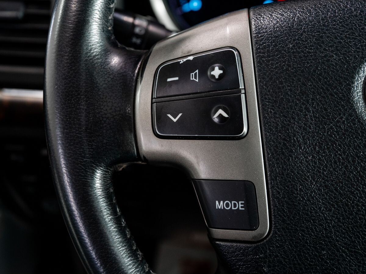 Toyota Land Cruiser 2011 - фото автомобиля