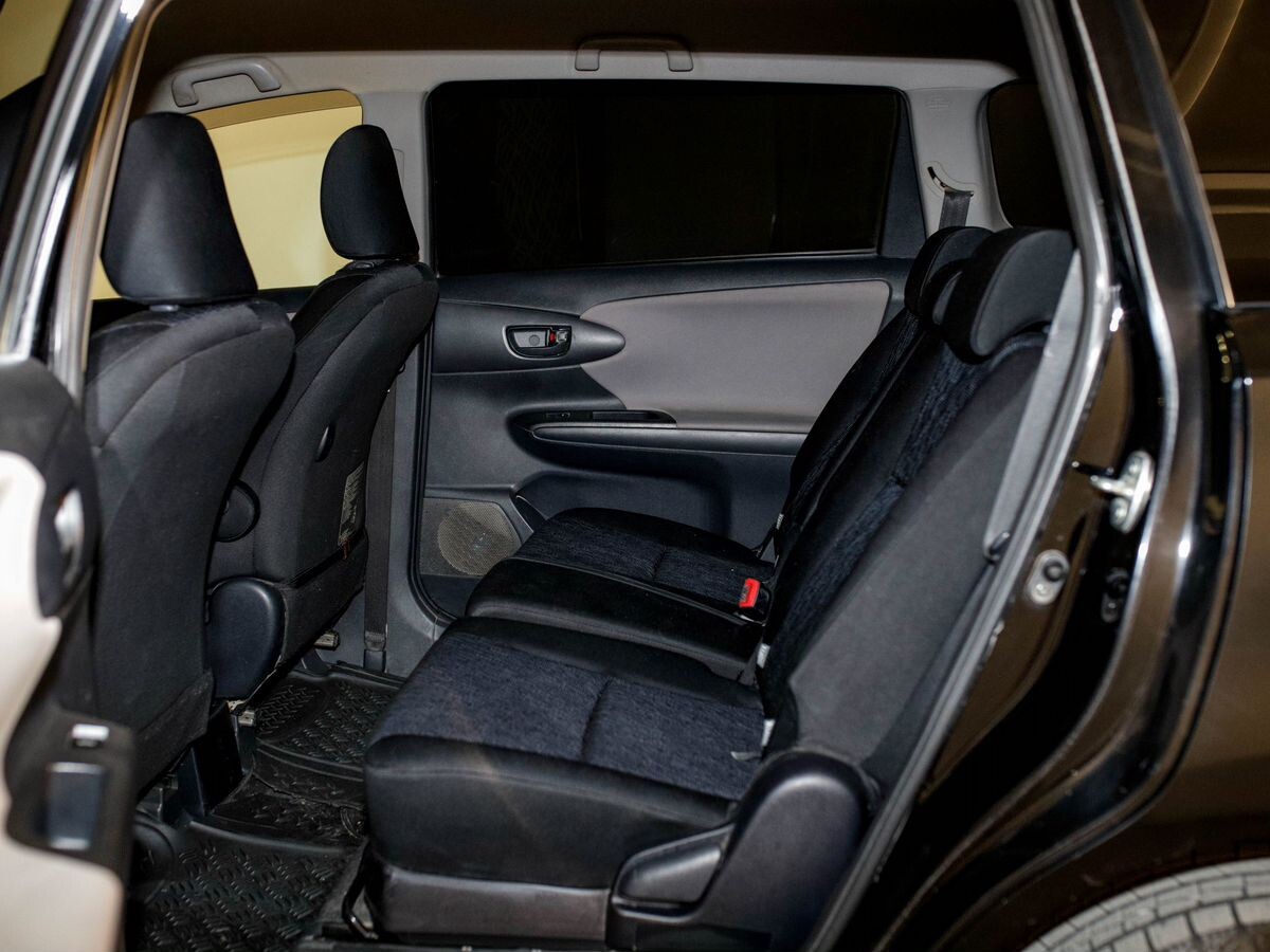 Toyota Wish 2011 - фото автомобиля