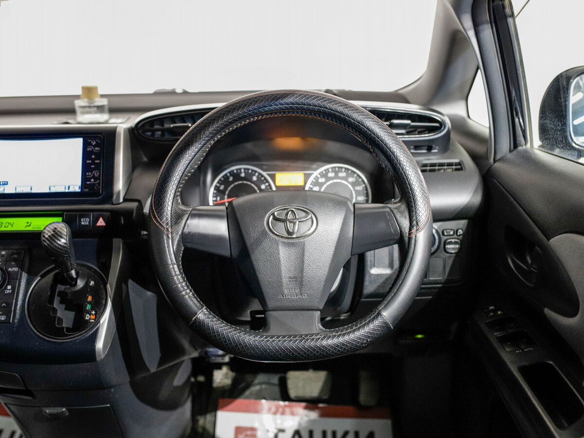 Toyota Wish 2011 - фото автомобиля
