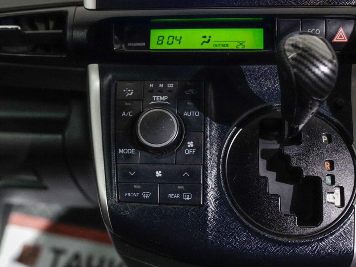 Toyota Wish 2011 - фото автомобиля