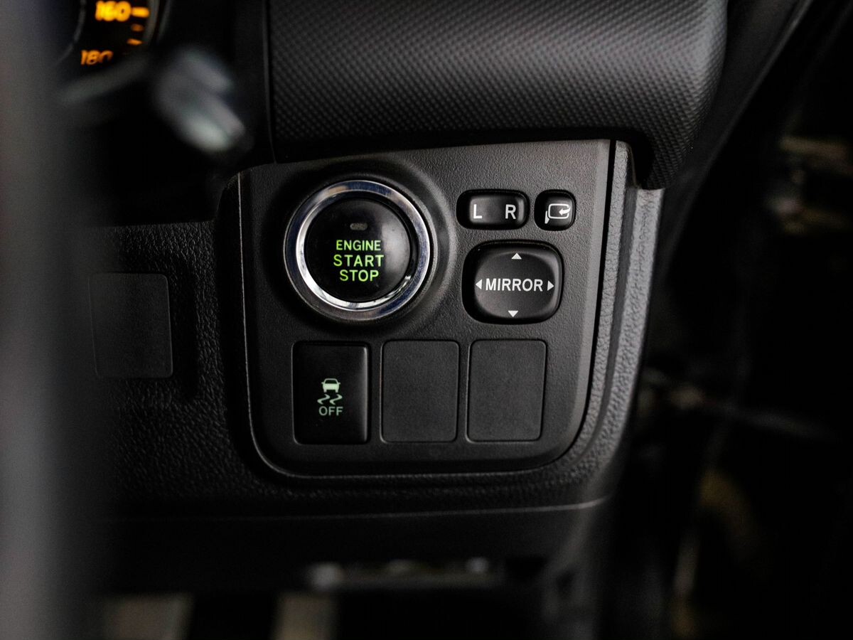 Toyota Wish 2011 - фото автомобиля