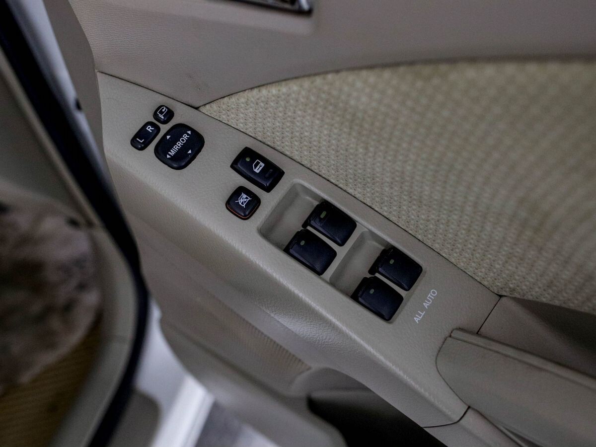 Toyota Isis 2013 - фото автомобиля