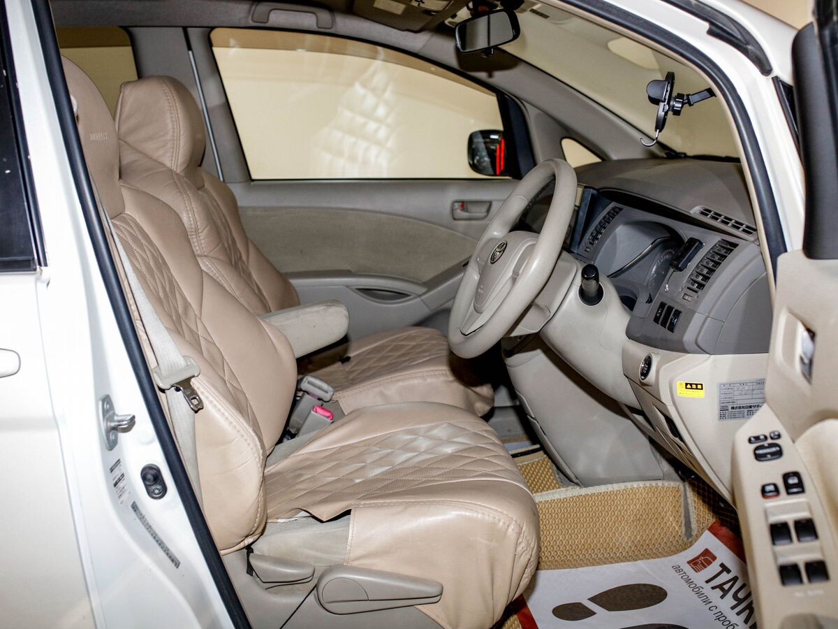 Toyota Isis 2013 - фото автомобиля
