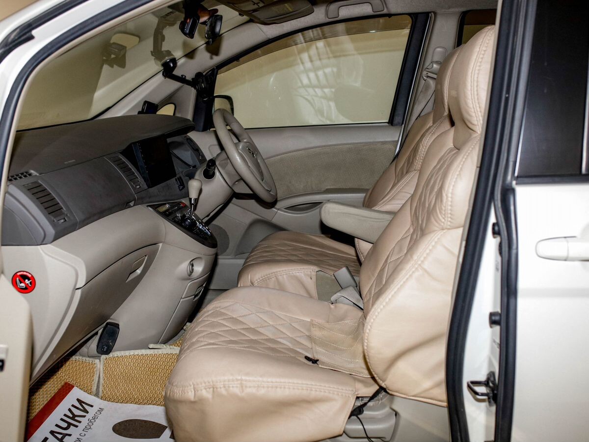 Toyota Isis 2013 - фото автомобиля