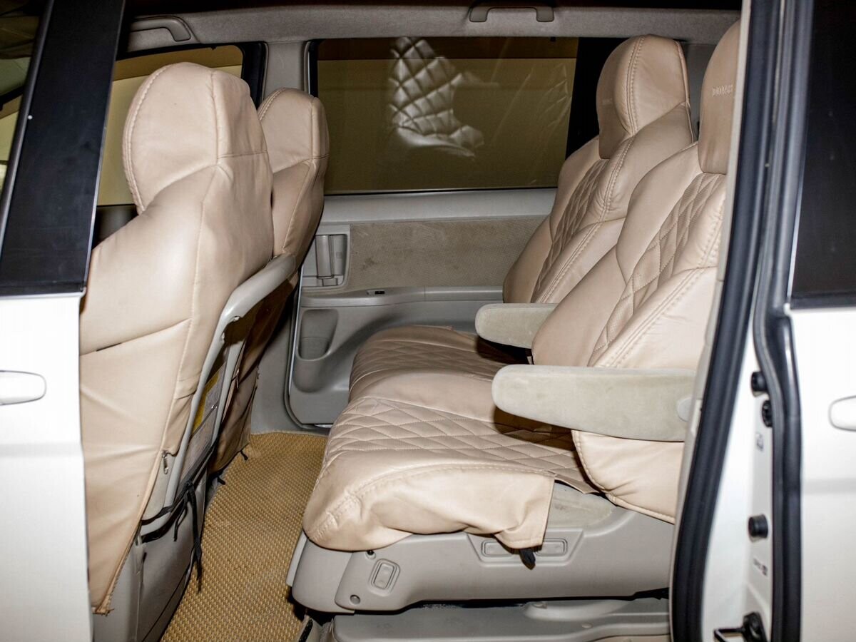 Toyota Isis 2013 - фото автомобиля