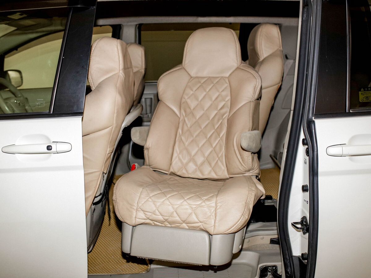Toyota Isis 2013 - фото автомобиля