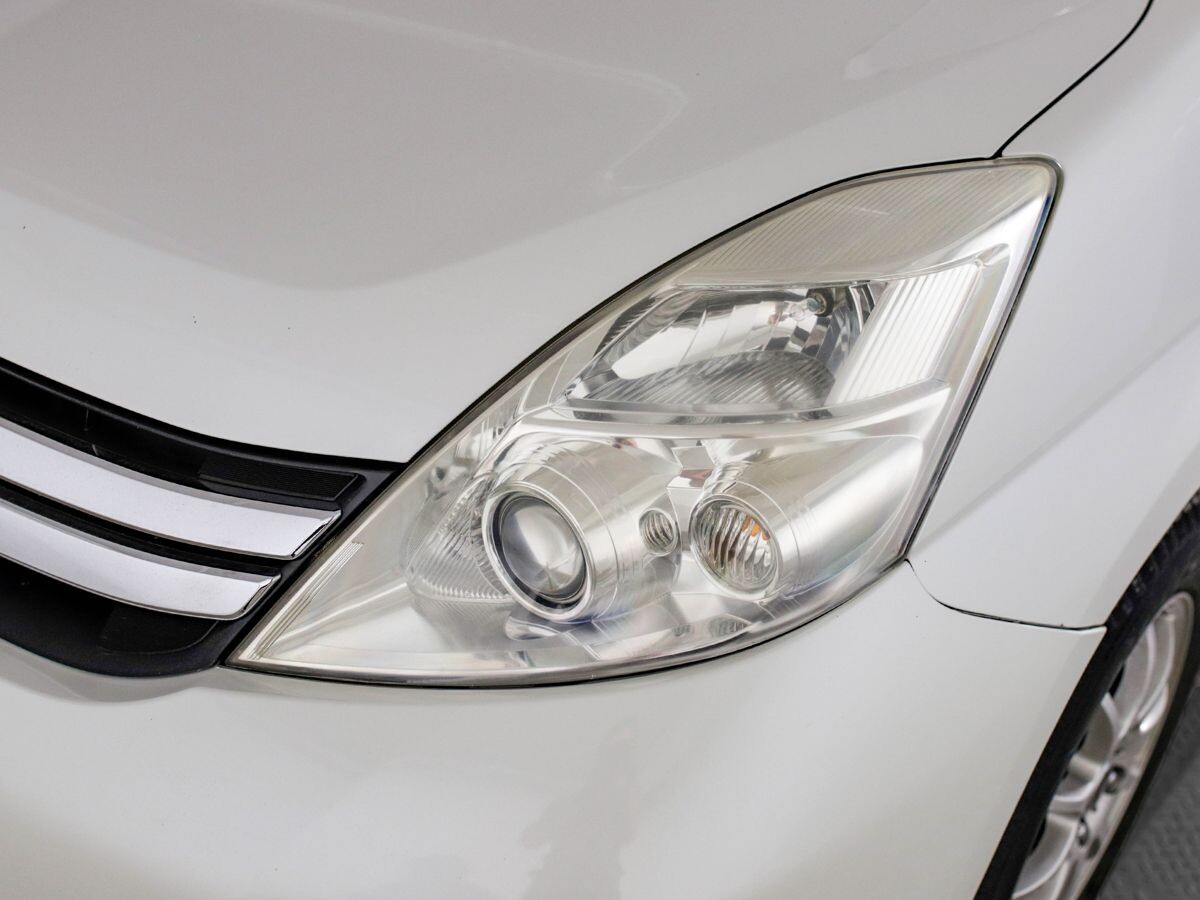 Toyota Isis 2013 - фото автомобиля