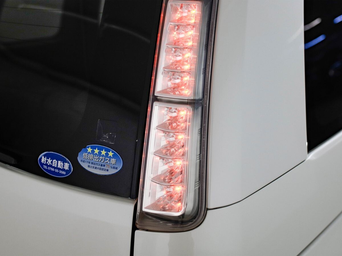 Toyota Isis 2013 - фото автомобиля