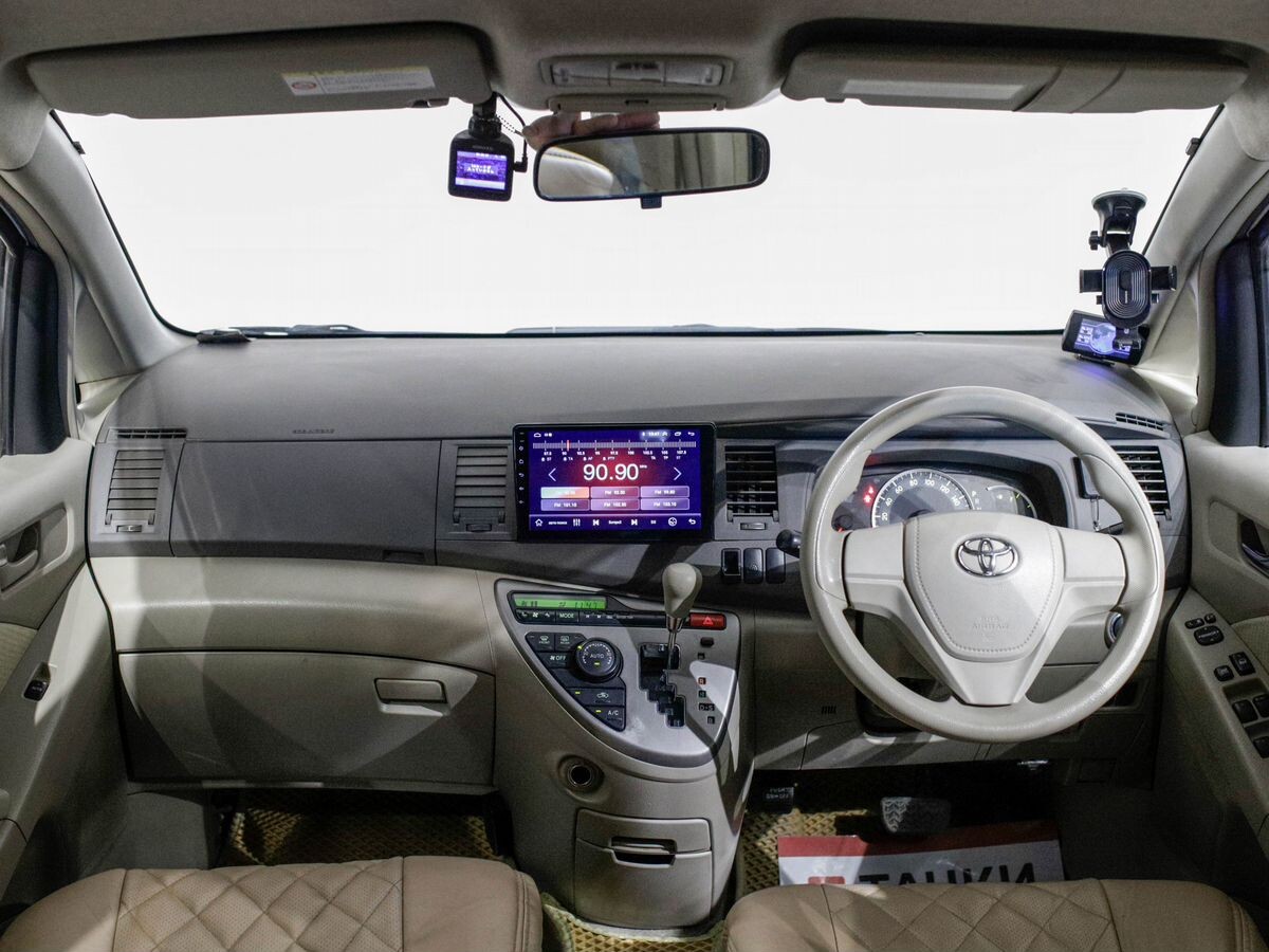 Toyota Isis 2013 - фото автомобиля