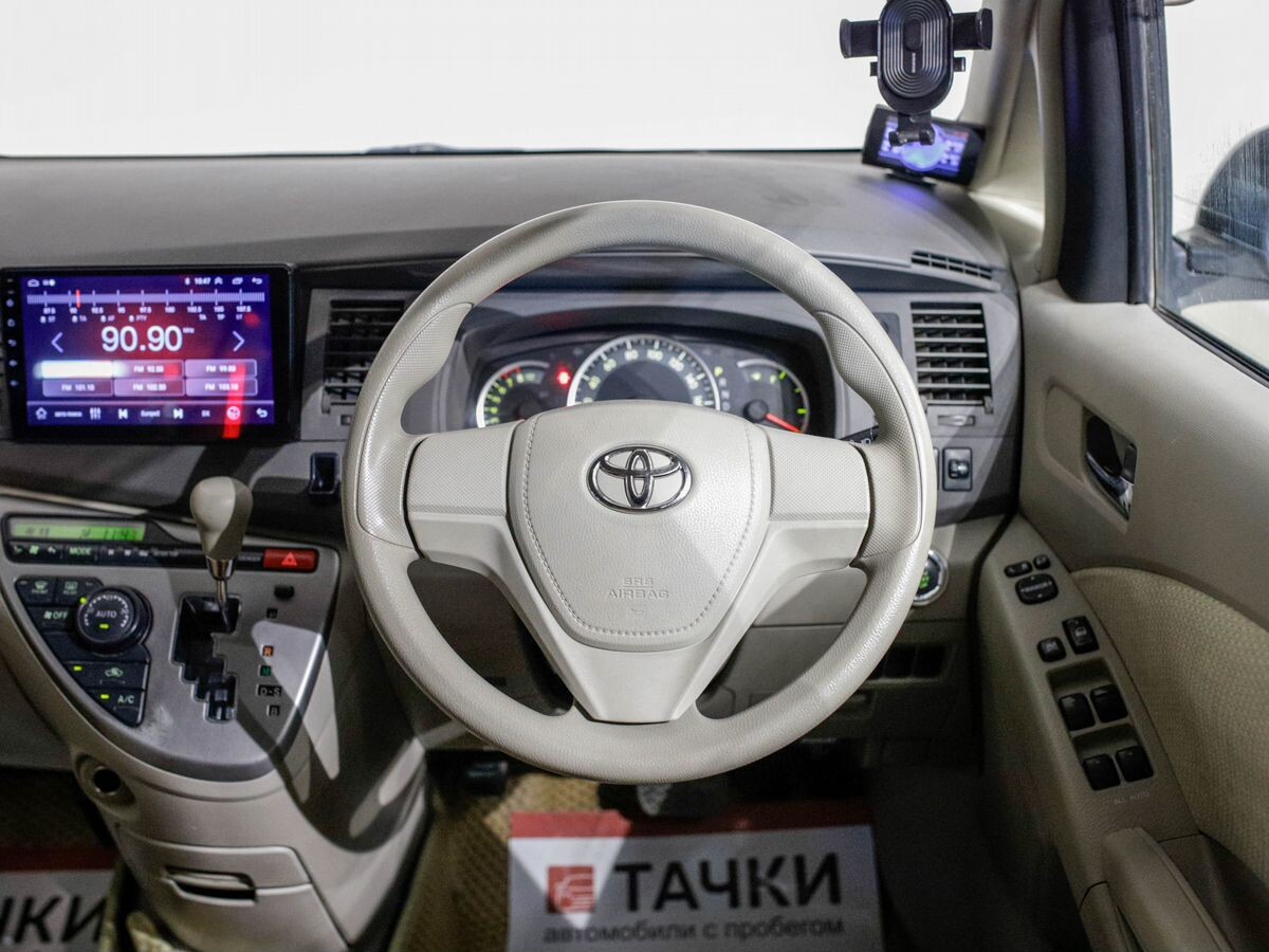 Toyota Isis 2013 - фото автомобиля
