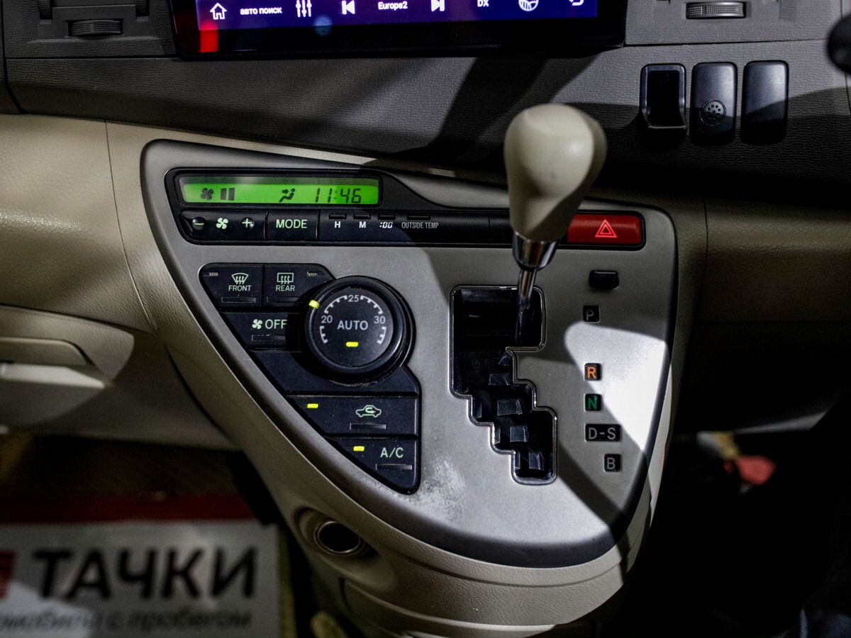 Toyota Isis 2013 - фото автомобиля