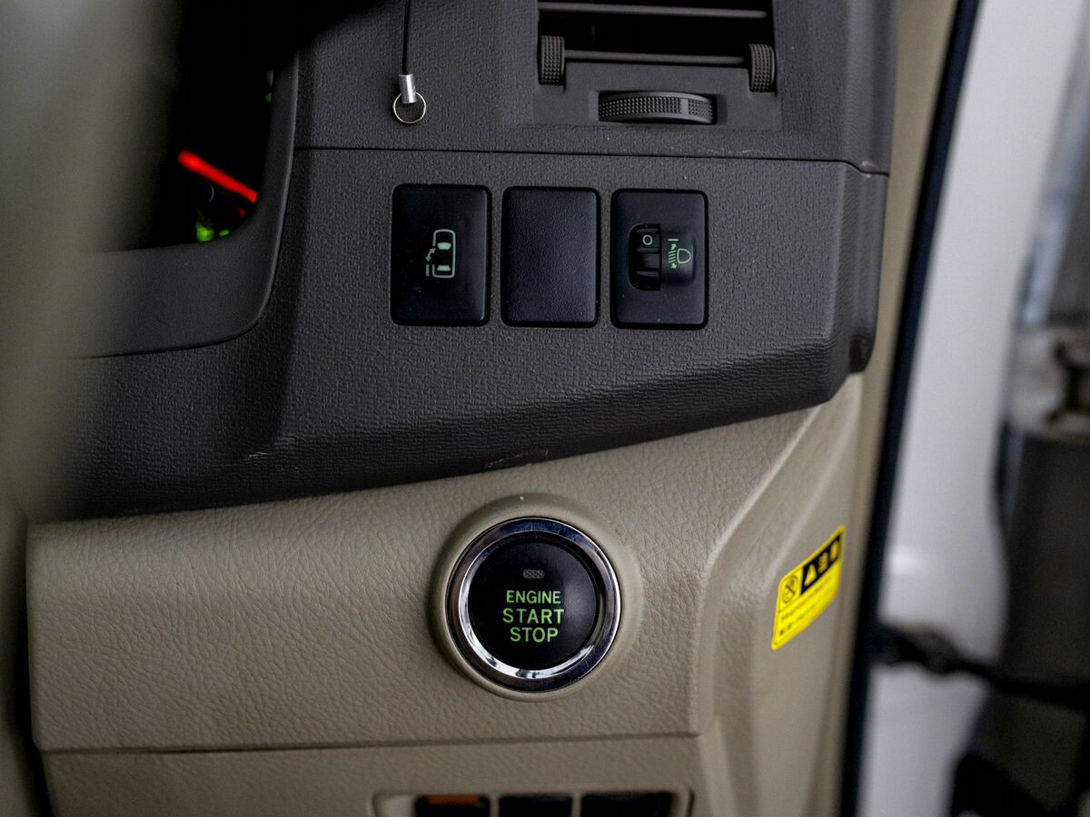 Toyota Isis 2013 - фото автомобиля