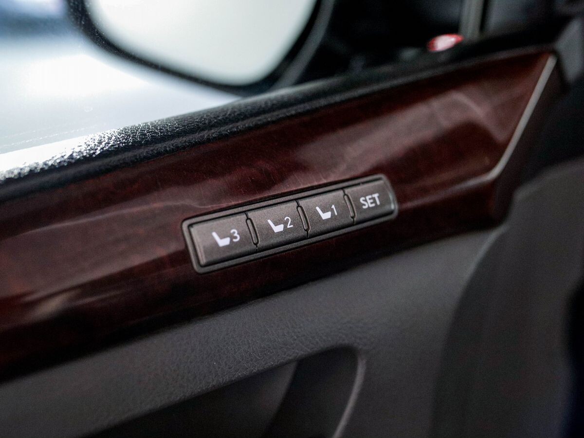 Lexus LX570 2008 - фото автомобиля