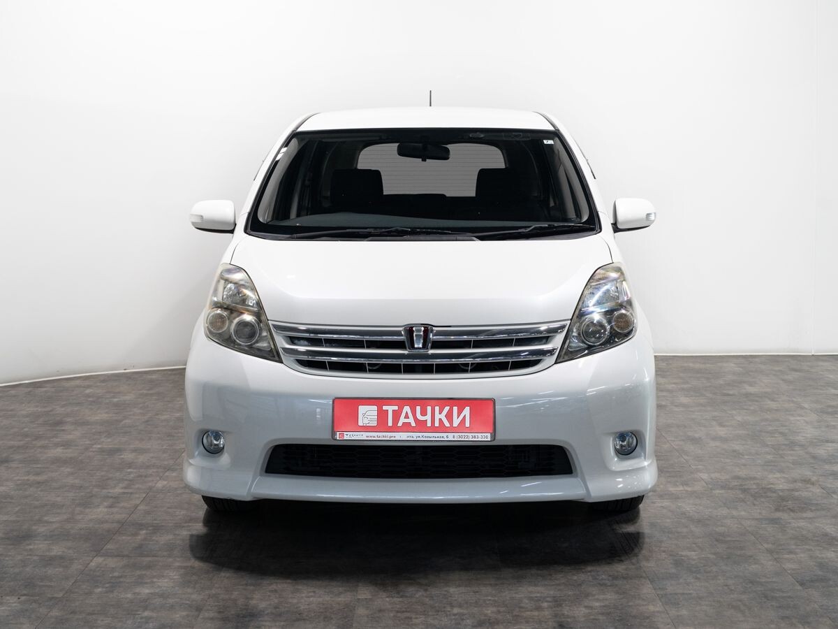 Toyota Isis 2010 - фото автомобиля