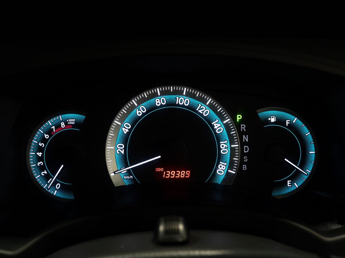 Toyota Isis 2010 - фото автомобиля