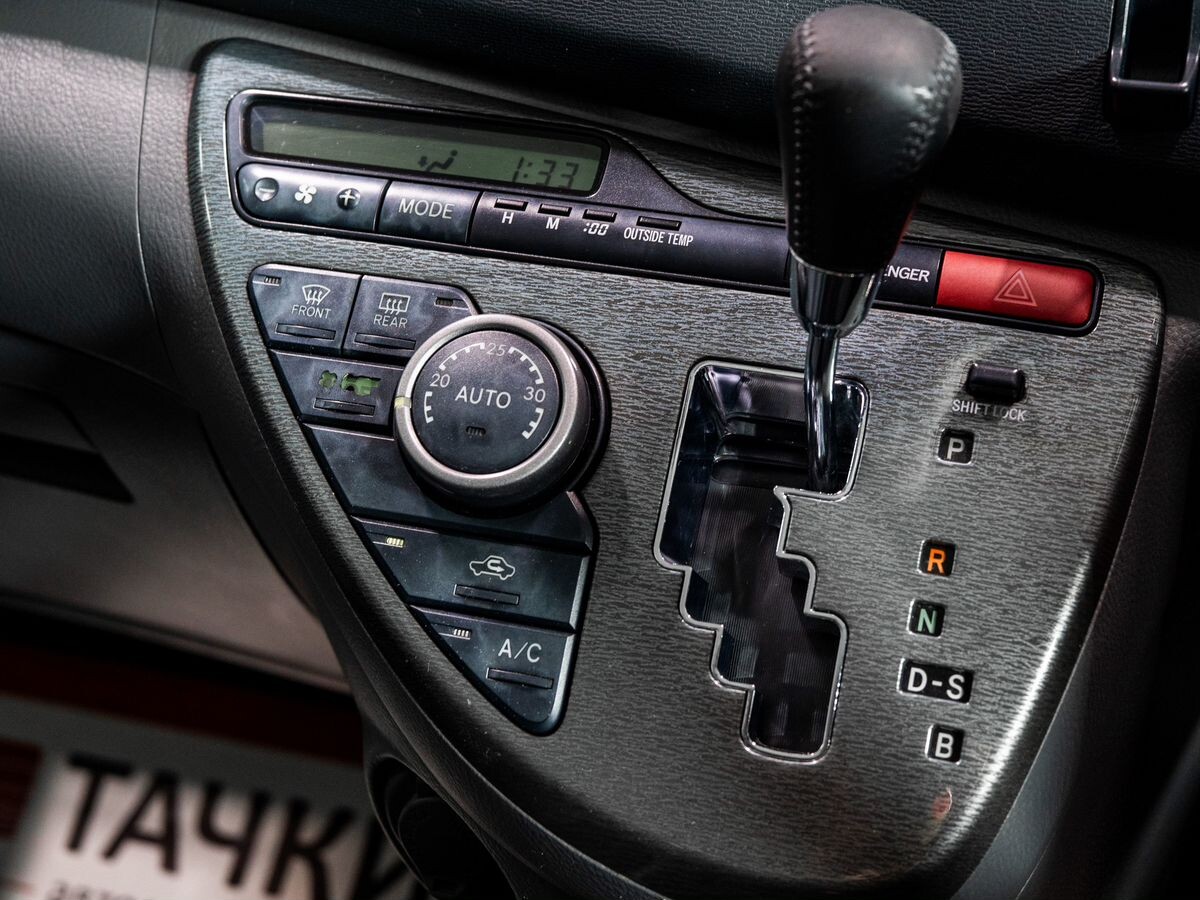 Toyota Isis 2010 - фото автомобиля