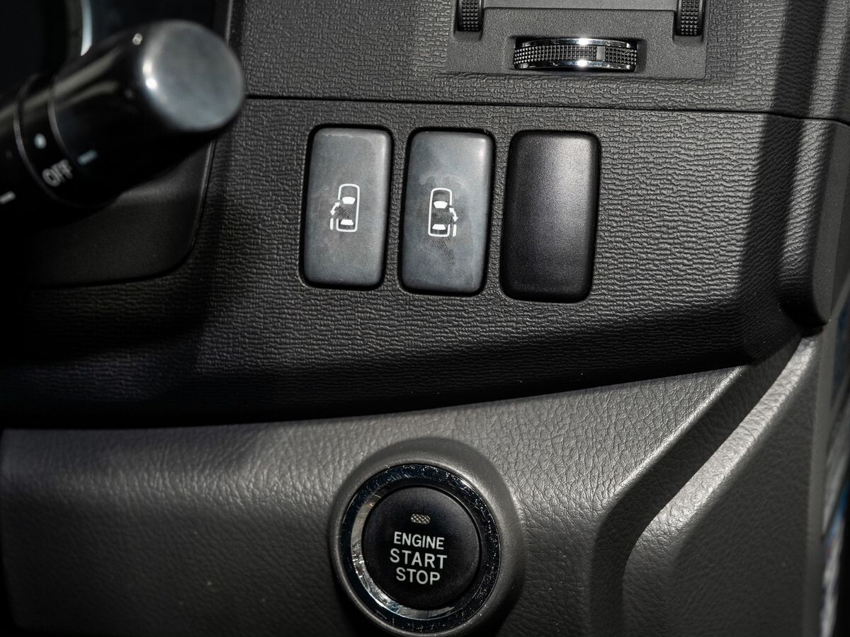 Toyota Isis 2010 - фото автомобиля
