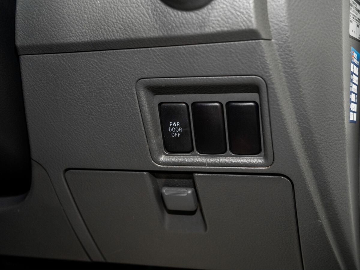 Toyota Isis 2010 - фото автомобиля