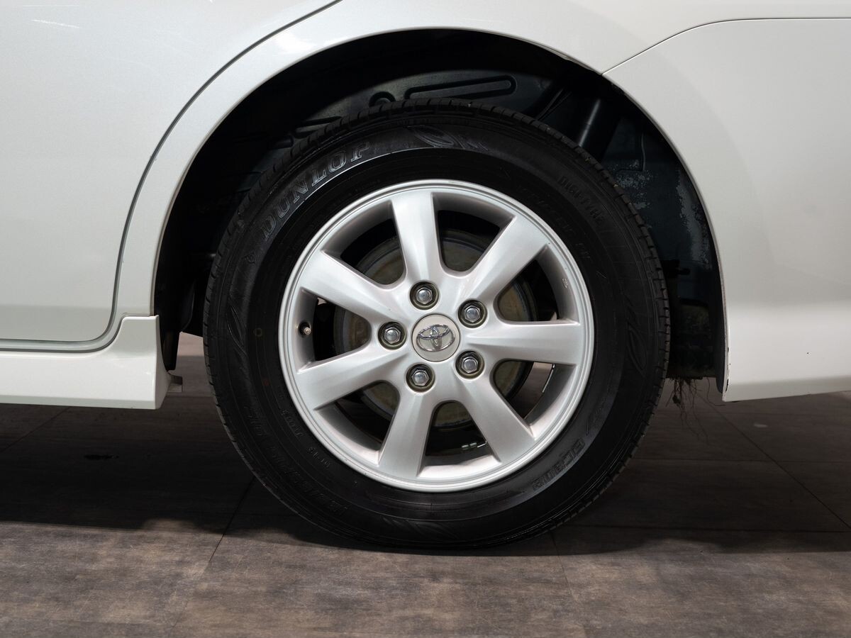 Toyota Isis 2010 - фото автомобиля