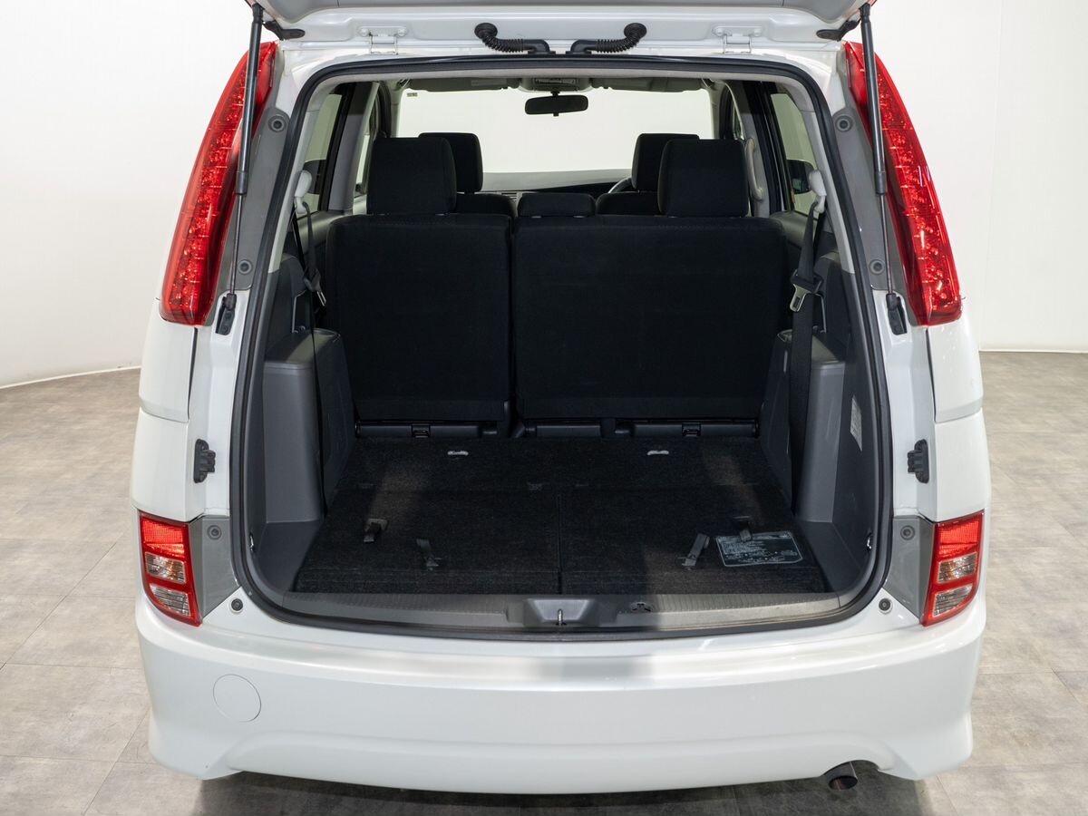 Toyota Isis 2010 - фото автомобиля