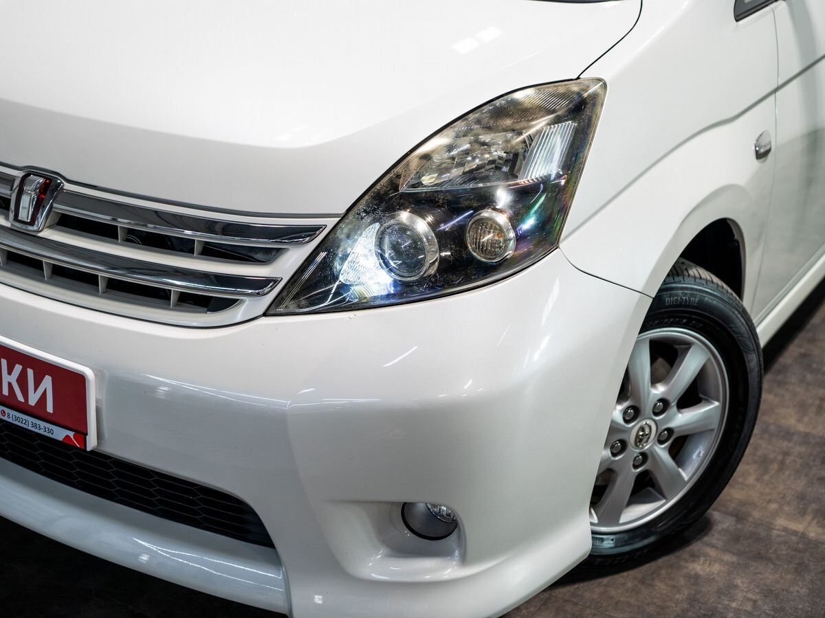 Toyota Isis 2010 - фото автомобиля