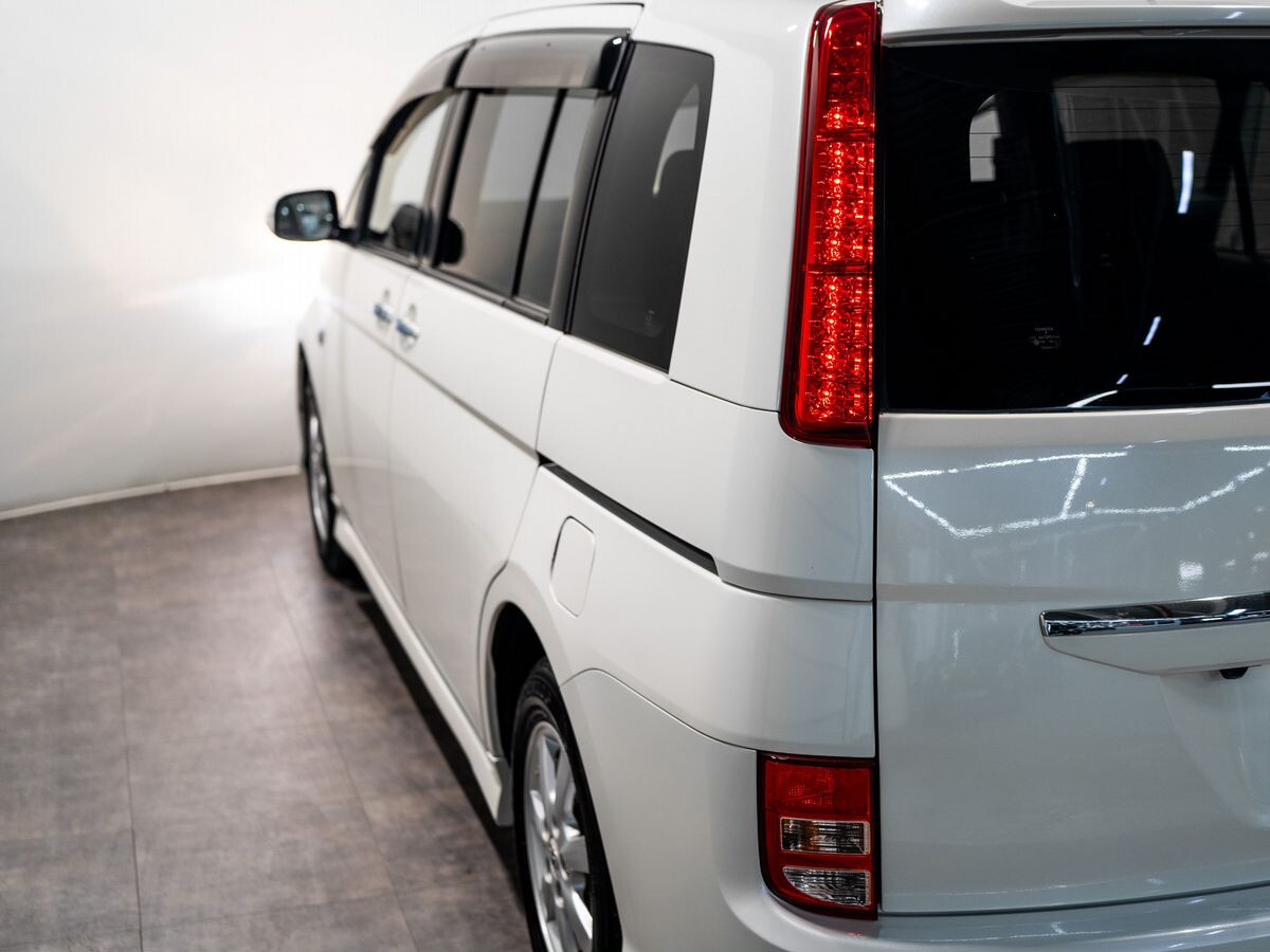 Toyota Isis 2010 - фото автомобиля
