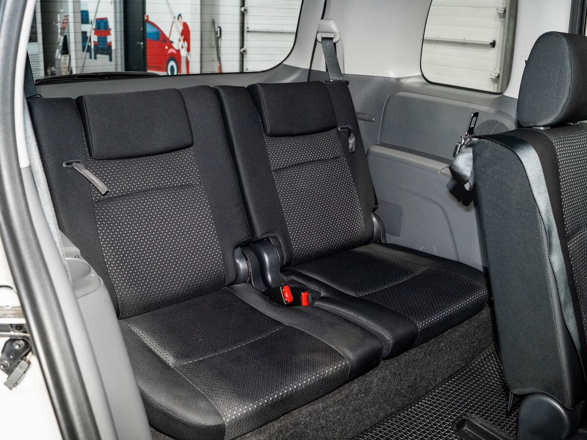 Toyota Isis 2010 - фото автомобиля