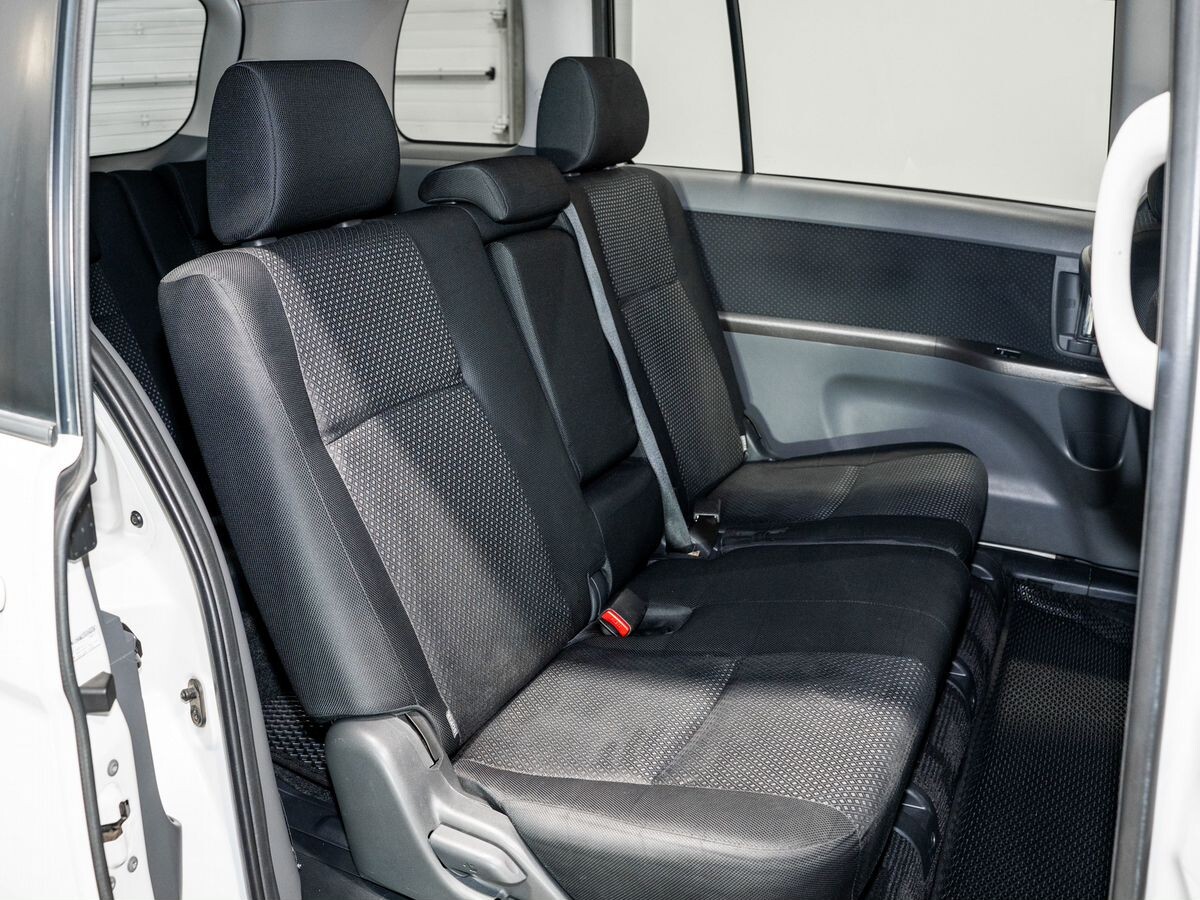 Toyota Isis 2010 - фото автомобиля
