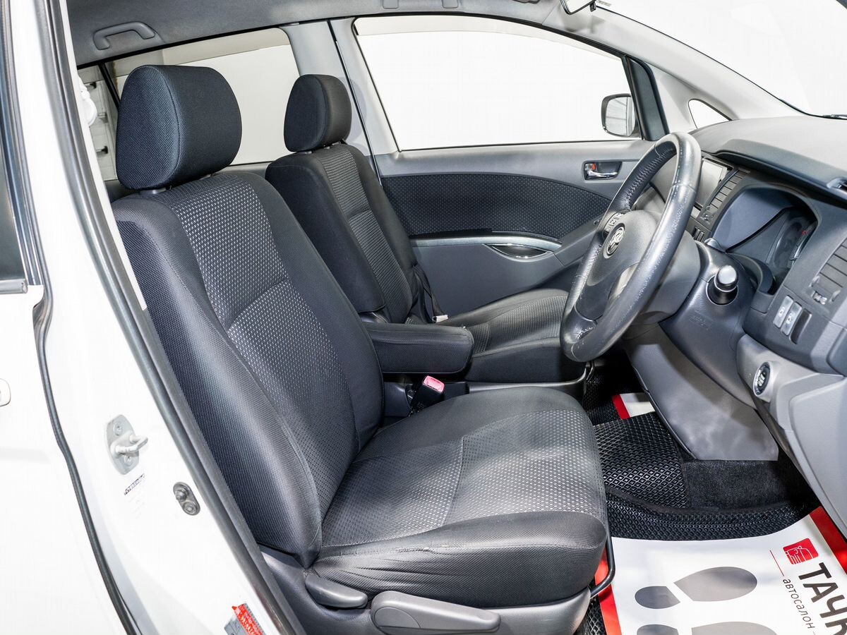Toyota Isis 2010 - фото автомобиля