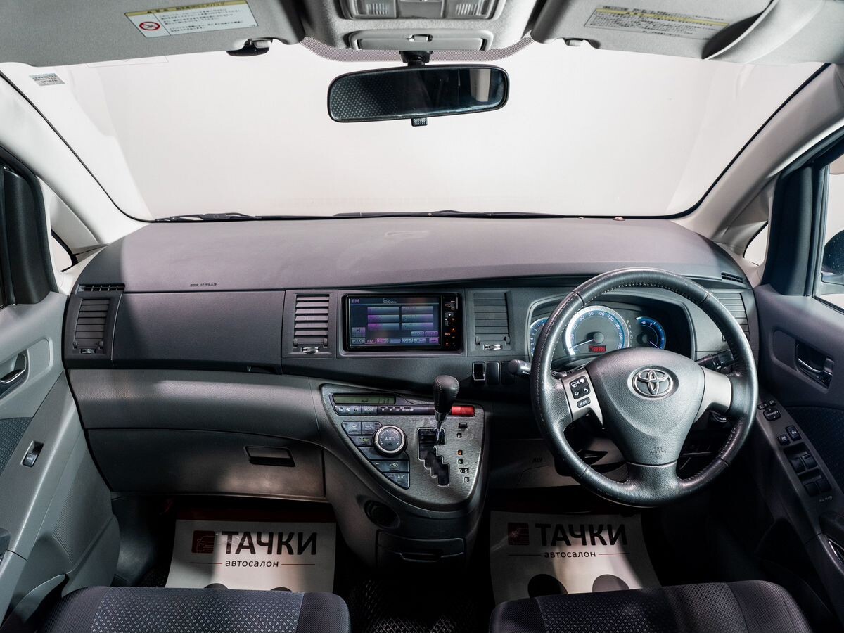 Toyota Isis 2010 - фото автомобиля