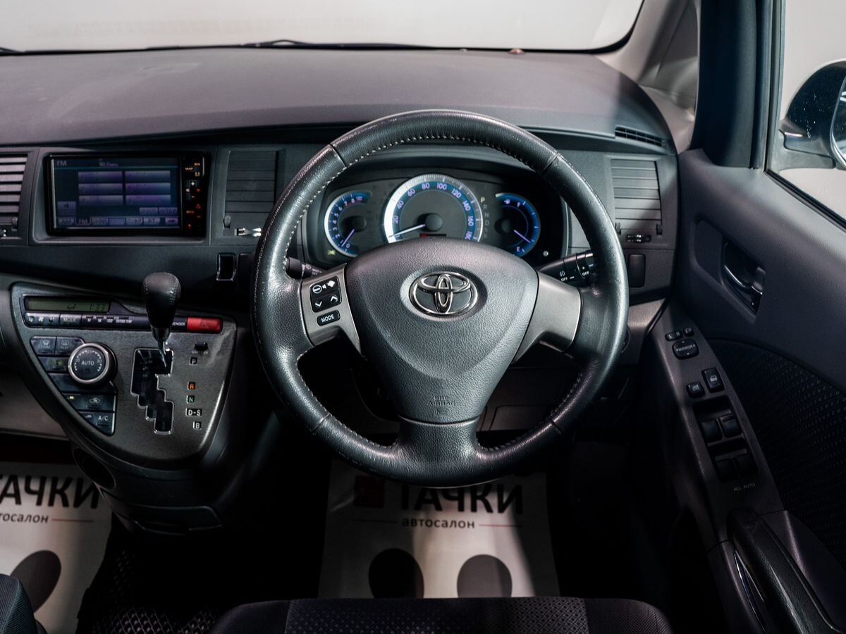 Toyota Isis 2010 - фото автомобиля