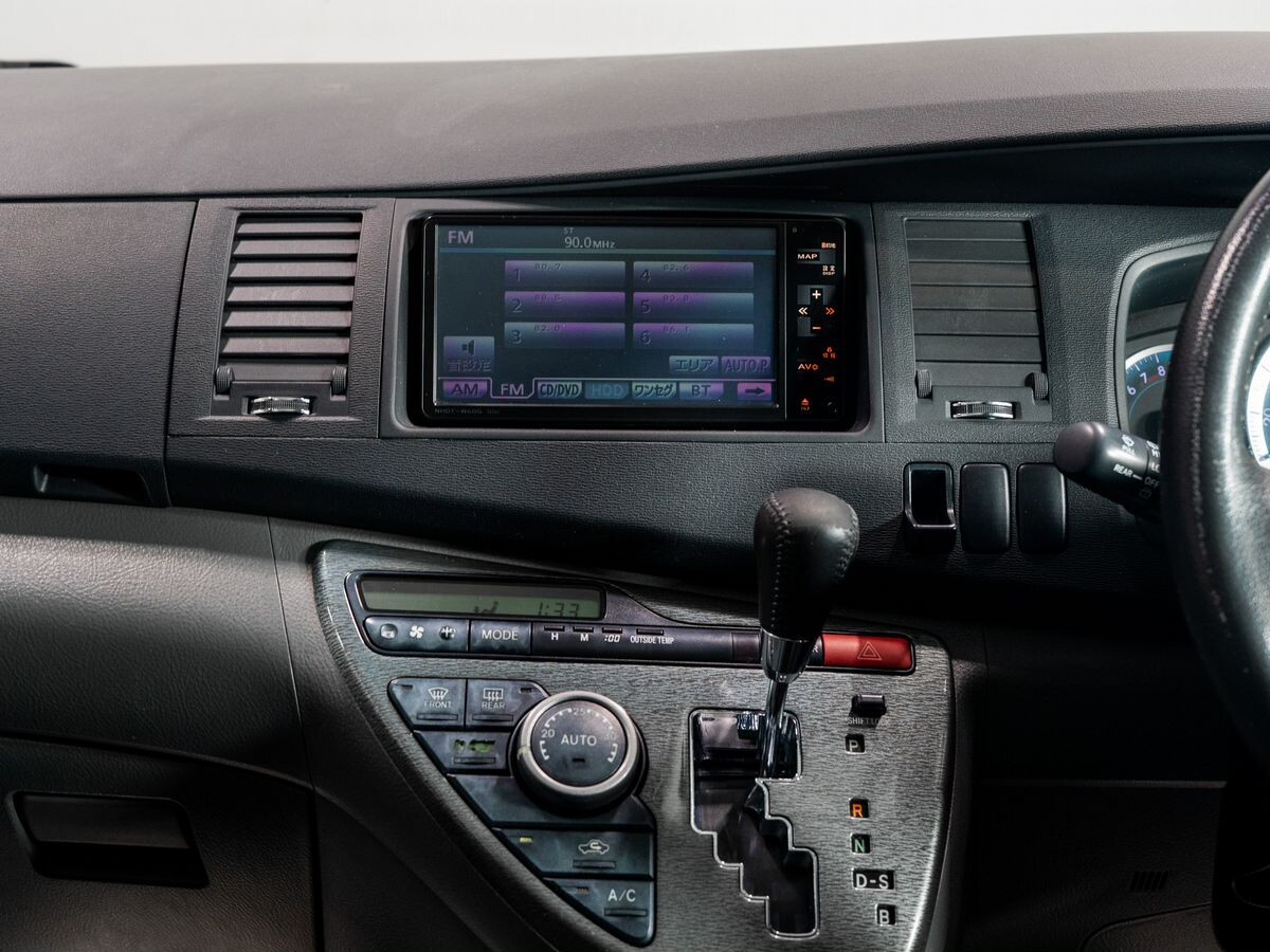 Toyota Isis 2010 - фото автомобиля