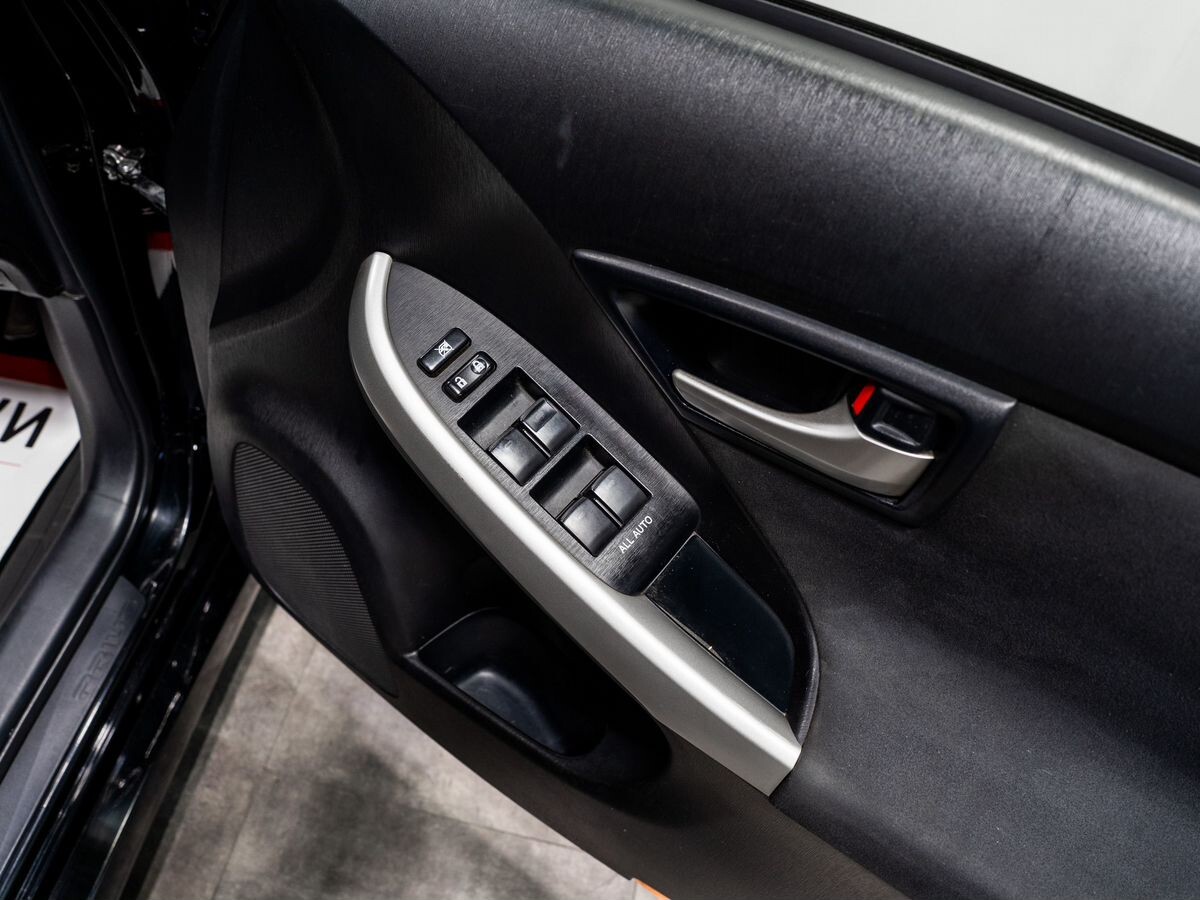 Toyota Prius 2012 - фото автомобиля