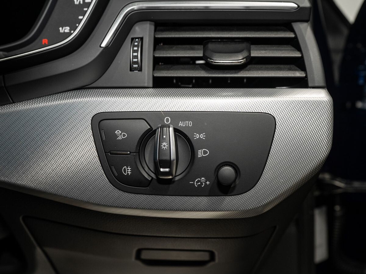 Audi A4 2019 - фото автомобиля