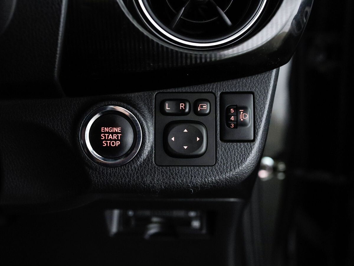 Toyota Vitz 2018 - фото автомобиля