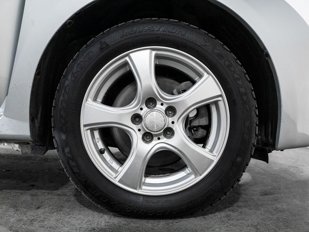 Toyota Ractis 2012 - фото автомобиля