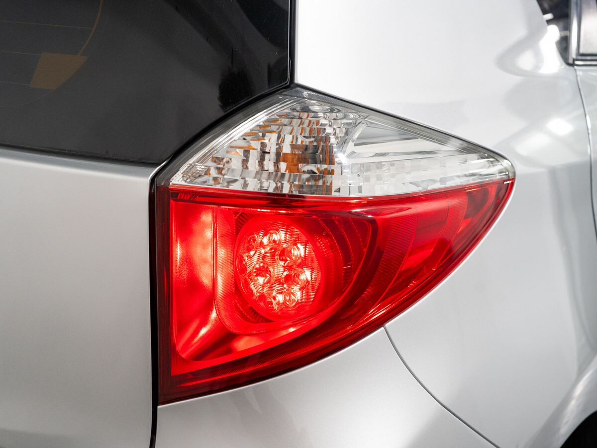 Toyota Ractis 2012 - фото автомобиля
