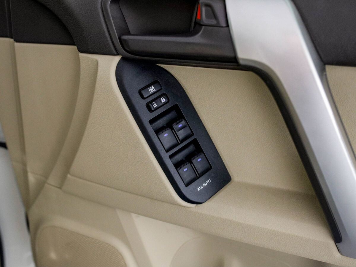 Toyota Land Cruiser Prado 2018 - фото автомобиля