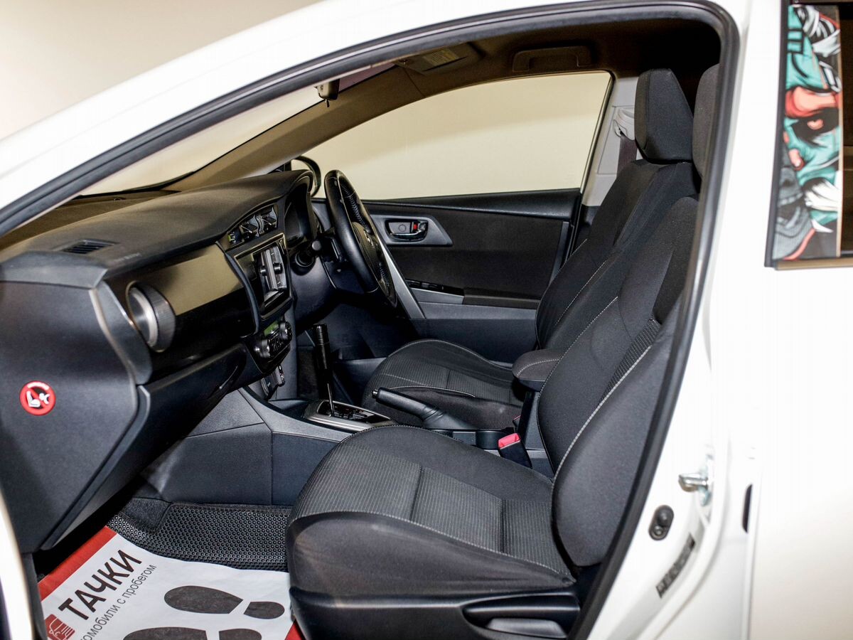 Toyota Auris 2013 - фото автомобиля