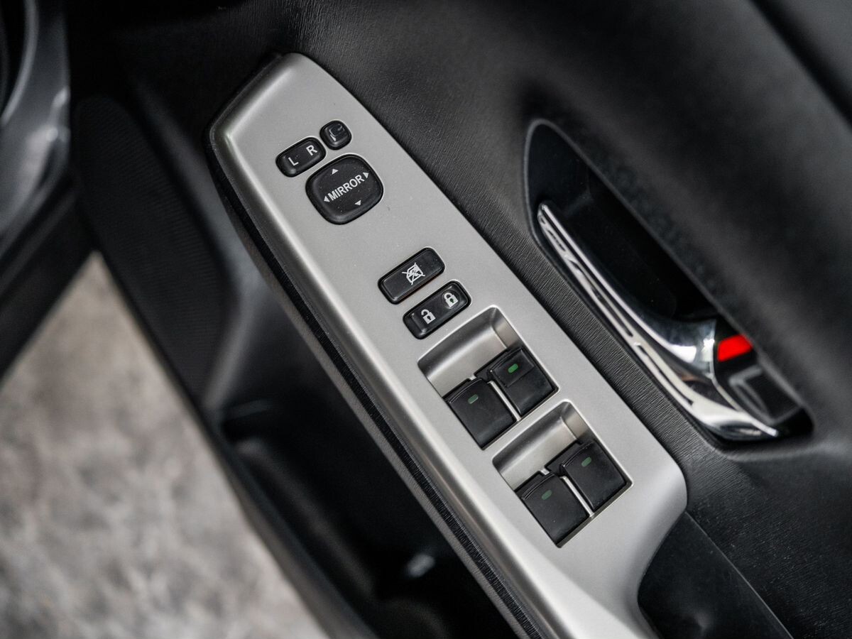 Toyota Prius Alpha 2014 - фото автомобиля