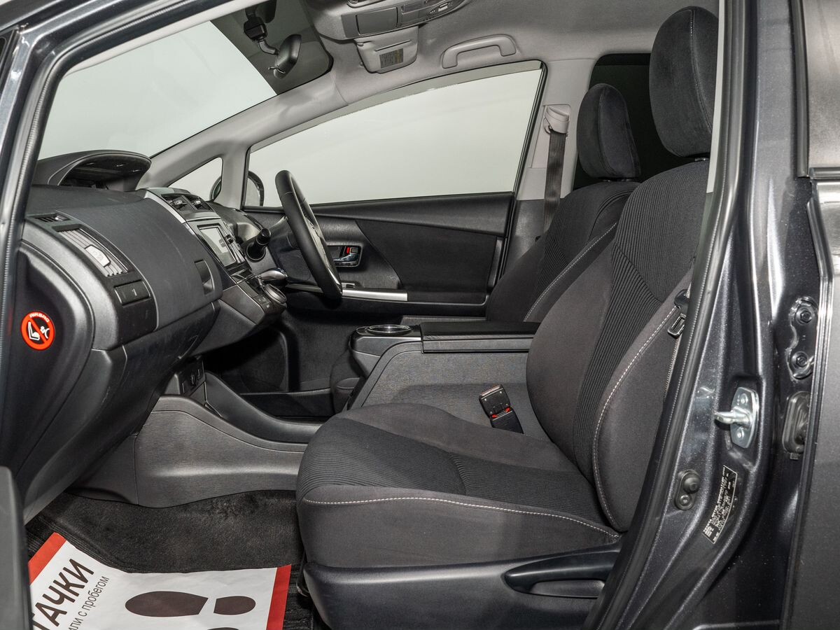 Toyota Prius Alpha 2014 - фото автомобиля