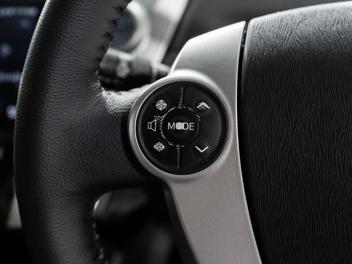 Toyota Prius Alpha 2012 - фото автомобиля