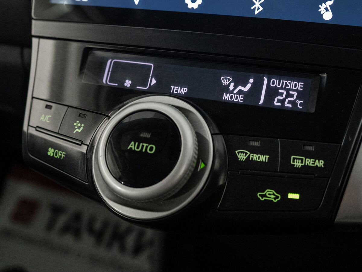 Toyota Prius Alpha 2012 - фото автомобиля